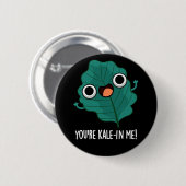 Du bist Kale-in Me Funny Veggie Kale Pun Dark BG Button (Vorne & Hinten)