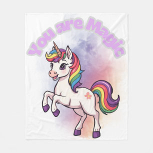 Du bist Magie – Süßes Einhorn mit Regenbogenmähne Fleecedecke