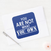 Du bist nicht das, was du besitzt quadratischer aufkleber (Umschlag)