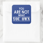 Du bist nicht das, was du besitzt quadratischer aufkleber (Tasche)