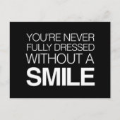 Du bist nie voll verkleidet ohne ein Lächeln Postkarte (Vorderseite)