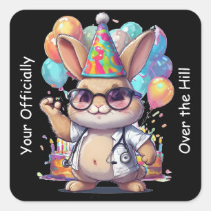 Du bist offiziell über den Berg Geburtstag Quadratischer Aufkleber