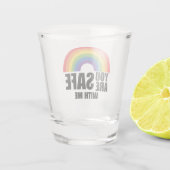 Du bist sicher mit meinem LGBTQ-Regenbogenstolz Schnapsglas (Rückseite)