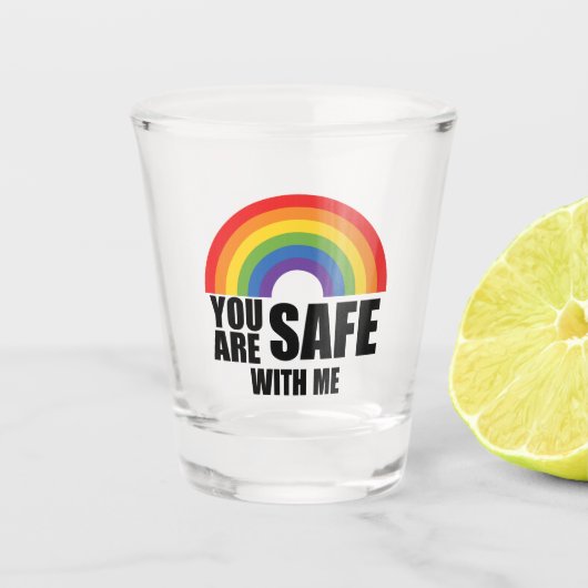 Du bist sicher mit meinem LGBTQ-Regenbogenstolz Schnapsglas (Vorderseite)