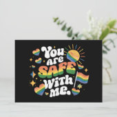 Du bist sicher mit meiner LGBT Rainbow Gay Einladung (Stehend Vorderseite)