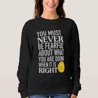 Du darfst niemals Angst davor haben, was du tust Sweatshirt