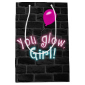 Du Glow Girl Sign auf der Ziegelwand Mittlere Geschenktüte (Vorderseite)
