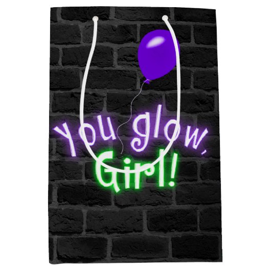 Du Glow Girl Sign auf der Ziegelwand Mittlere Geschenktüte (Vorderseite)