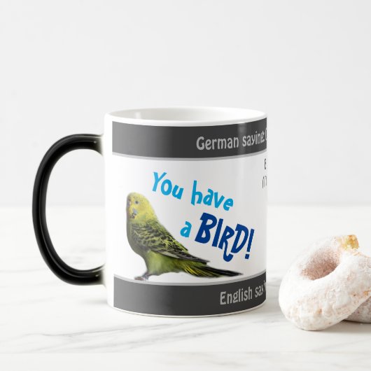 Du hast einen Vogel - albern übersetztes deutsches Verwandlungstasse (Mit Donut)