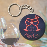 Du hattest mich in Merlot Schlüsselanhänger<br><div class="desc">Der Round Button Schlüsselanhänger enthält den lustigen Text "You Had Me at Merlot" und zwei Neon Weingläser auf einem Mitternachtsblauen Backsteingebirge. Schlüsselanhänger machen unvergessliche Geschenke für Familie und Freunde oder kreieren für sich selbst. Wechseln Sie zu Ihrem Lieblingswein.</div>