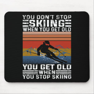 Du hörst nicht auf Ski zu fahren, wenn du alt wirs Mousepad