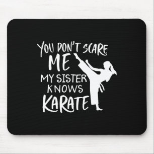 Du jagst mich nicht, meine Schwester kennt Karate  Mousepad