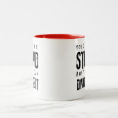 "Du kannst keinen Dummkopf reparieren, aber du kan Zweifarbige Tasse (Mittel)