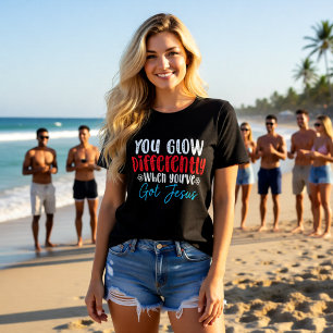 Du leuchtest anders, wenn du Jesus hast Tri-Blend Shirt