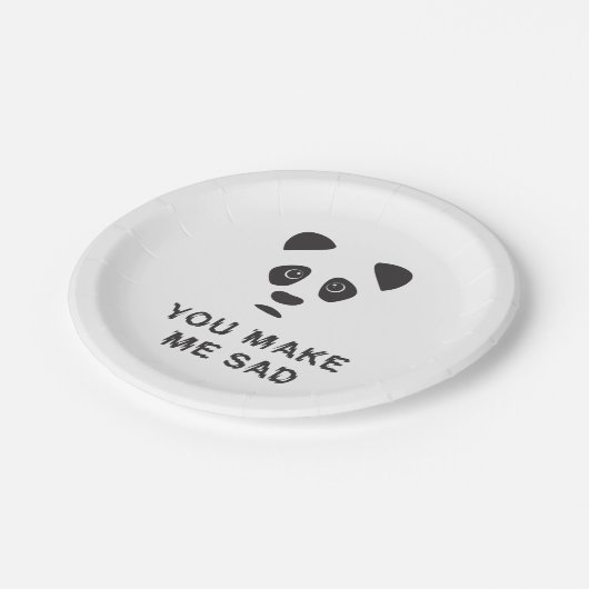 Du machst mich traurig. Trauriger Panda. Pappteller (Schrägansicht)