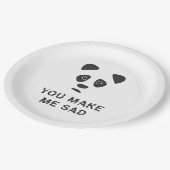 Du machst mich traurig. Trauriger Panda. Pappteller (Schrägansicht)