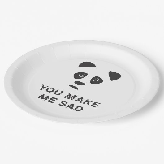 Du machst mich traurig. Trauriger Panda. Pappteller (Schrägansicht)