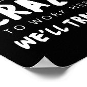 Du musst nicht verrückt sein, um hier zu arbeiten, poster (Ecke)