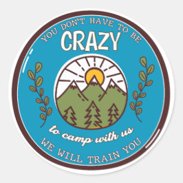 Du musst nicht verrückt sein, um mit uns zu zelten runder aufkleber