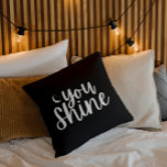 Du Shine Throw Kissen<br><div class="desc">Dekorieren Sie Ihre Zuhause mit diesem schönen "You Shine" Mond und Sternenkissen! Matching Tote Tasche,  T - Shirt,  Karten,  Aufkleber und Packpapier erhältlich!</div>