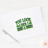 Du siehst aus, als ob ich einen Bieraufkleber brau Runder Aufkleber (Umschlag)