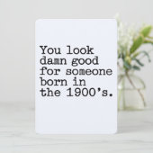 Du siehst gut aus für jemanden, der im 1900er Jahr Einladung (Stehend Vorderseite)