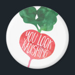 Du siehst radikal aus | Veggie Pun Magnet<br><div class="desc">Das komische Design zeichnet sich durch "you look radishing" in der handgeschriebenen weißen Typografie aus,  die in einer roten Aquarell-Radiesbild eingezeichnet ist. Niedliches kleine Geschenk für den Feinschmecker,  Koch,  Vegetarier oder gesundheitliche Nuss in Ihrem Leben! Mehr Veggie Puns in unserem Shop erhältlich.</div>