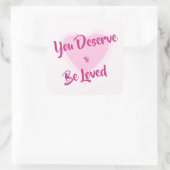"Du verdienst dich zu lieben" rosa Herz Quadratischer Aufkleber (Tasche)