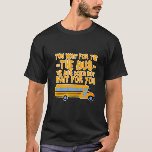 Du wartest auf den Bus. Der Bus wartet nicht auf d T-Shirt