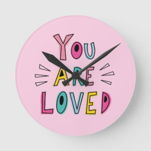 Du wirst geliebt Rosa Motivationszitat Runde Wanduhr