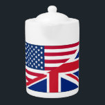 Dualbürger - Britischer Flaggenteapot<br><div class="desc">Dieser Dual Citizen American Flag Teapot ist Teil der Heritage Collection. Die American Flag & the British Union Jack sind in der Hauptrolle zu sehen.</div>