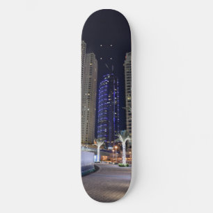 Dubai-Architektur nachts Skateboard