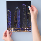 Dubai Cayan Tower in der Nacht Flyer (Hand)