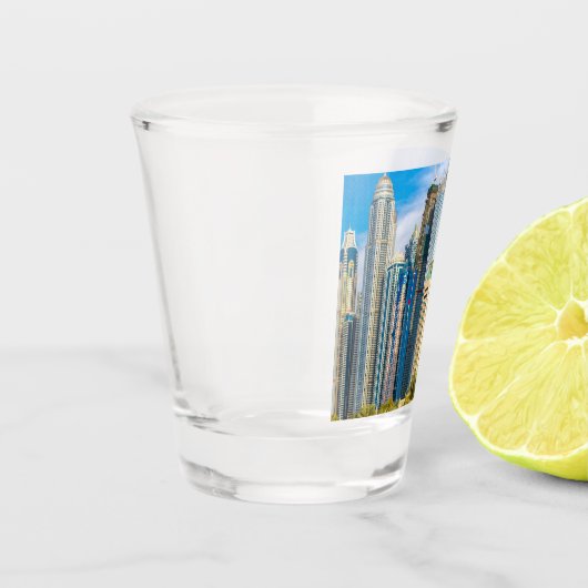 Dubai moderne Wolkenkratzer Corniche Schnapsglas (Links)