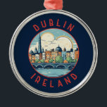 Dublin Irland Retro Distressed Circle Ornament Aus Metall<br><div class="desc">Dublin Retro Vektor Reise Design. Zu den historischen Gebäude des Hauses zählen das Schloss von Dublin,  das im 13. Jahrhundert verabredet wurde,  und die imposante Kathedrale von St. Patrick,  die 1191 gegründet wurde.</div>