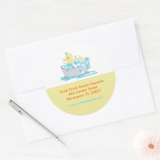 Duck in Tub Daycare Kinderbetreuung individuell an Runder Aufkleber (Umschlag)