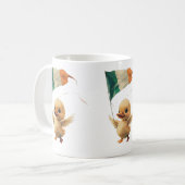 Duckling Flug an einem irischen Flaggenkittel Kaffeetasse (Vorderseite Links)