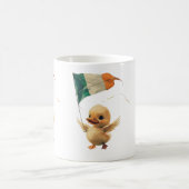 Duckling Flug an einem irischen Flaggenkittel Kaffeetasse (Mittel)