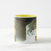 Duckling hat ein Bad. Tasse (Zentrum)