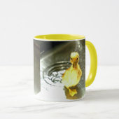 Duckling hat ein Bad. Tasse (VorderseiteRechts)