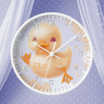 Duckling Kinderzimmer Schlafzimmer Gelbe Babyente Uhr<br><div class="desc">Dekorieren Sie das Kinderzimmer Ihres Babys mit dieser bezaubernden Spring Entkeruhr in weicher,  geschlechtsneutraler Gelb-,  Pfirsich- und Pulverblau. Die fröhliche,  heruntergekommene Ente sprang vor Freude unter flauschigen Wolken und blauem Himmel und kippt seine kleinen,  webbed füße. Persönlich mit jedem Namen für eine süße Schlafzimmerdekoration oder Osterdekor.</div>