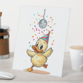 Ducktanzen im Rahmen der Diskothek Ball mit Confet Sockelschild (In Situ)