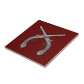 Dueling Antique Guns Maroon Fliese (Seite)