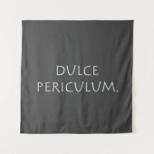 Dulce periculum wandteppich (Vorderseite)