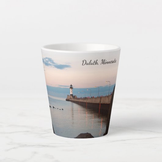 Duluth North Pier Light Latte Tasse (Vorderseite)