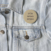 Dum spiro spero button (Beispiel)