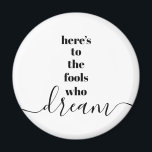Dumme, die träumen, kühne Schwarz-weiße Typografie Magnet<br><div class="desc">"Hier sind die Narren, die träumen." Seien Sie einer von denen, die immer ihre optimistische Kontrolle ihre Vision und Wünsche lasse. Dieser krasse, moderne, grafische, minimalistische Magnet kombiniert fett-serf Typografie mit handgeschriebener Kalligraphie-Schrift, alles in Schwarz und Weiß. Wählen Sie eine runde oder quadratische Magnetform. Großartiges inspirierendes Zitat, um Sie den...</div>