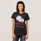 dummer Fisch, der mit dem Strom schwimmt T-Shirt (Vorne ganz)