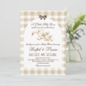 Dummer Gans Neutral Gingham Babyparty Einladung (Stehend Vorderseite)