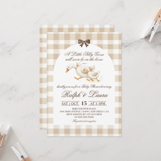 Dummer Gans Neutral Gingham Babyparty Einladung (Vorderseite/Rückseite Beispiel)